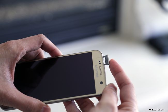একটি Samsung Galaxy S7/Edge-এ কীভাবে সিম এবং মেমরি কার্ড প্রতিস্থাপন করবেন
