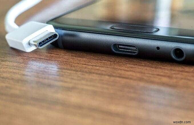 USB-এর মাধ্যমে কীভাবে আপনার টিভিতে একটি ফোন বা ট্যাবলেট সংযুক্ত করবেন 