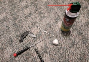 একটি কোলাহলপূর্ণ PS4 থেকে কীভাবে ধুলো পরিষ্কার করবেন:একটি ধাপে ধাপে নির্দেশিকা 