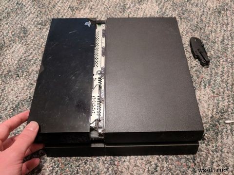 একটি কোলাহলপূর্ণ PS4 থেকে কীভাবে ধুলো পরিষ্কার করবেন:একটি ধাপে ধাপে নির্দেশিকা 