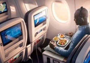 ইন-ফ্লাইট বিনোদনের জন্য আপনার নিজের হেডফোনগুলি কীভাবে ব্যবহার করবেন