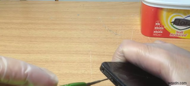 কীভাবে পানিতে ক্ষতিগ্রস্ত iPhone 5 মেরামত করবেন