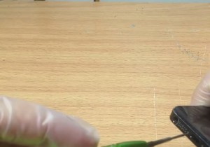 কীভাবে পানিতে ক্ষতিগ্রস্ত iPhone 5 মেরামত করবেন