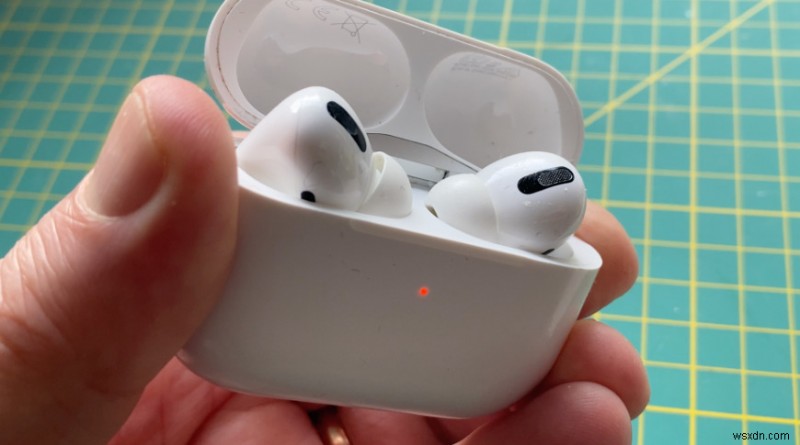 AirPods Pro সংযোগ বিচ্ছিন্ন করে চলেছেন? এই সমাধানগুলি চেষ্টা করুন