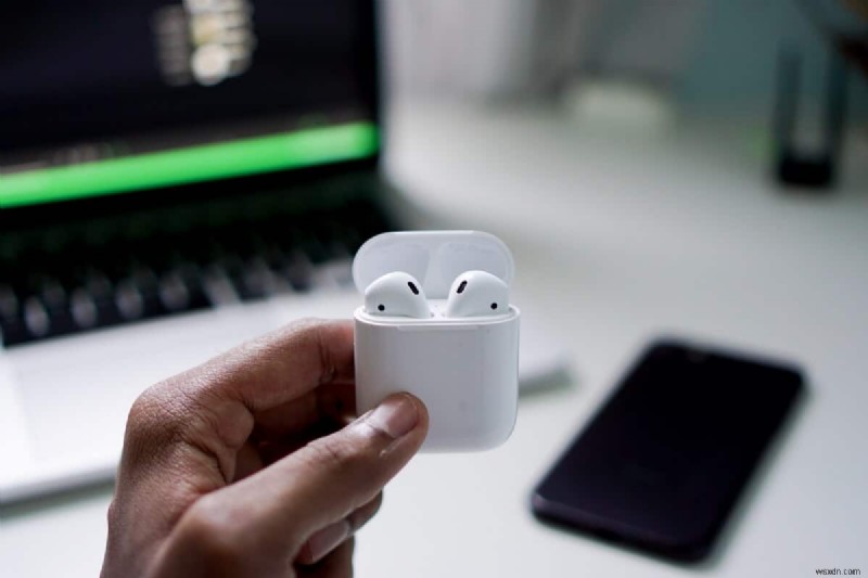 শুধুমাত্র এক কানে বাজানো AirPods ঠিক করুন