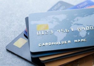কীভাবে ক্রেডিট কার্ডগুলিকে পরিচয় চুরি থেকে রক্ষা করবেন