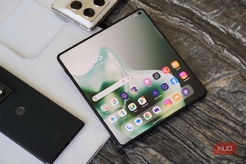 Motorola s Razr Fold:The Affordable Foldable যা Samsung এবং Google কে ছাড়িয়ে যায় 